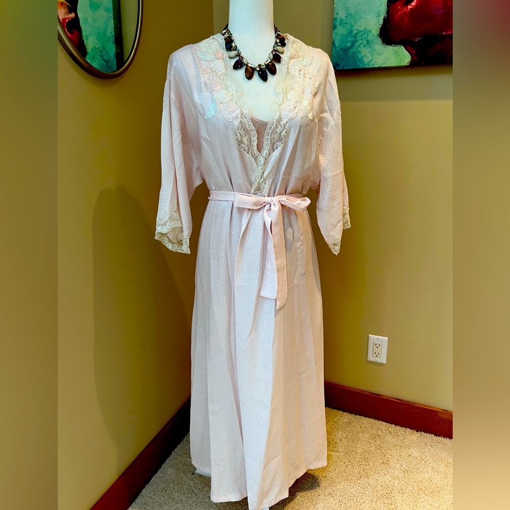 Sarah Beth Vintage Pink Lace Embroidered Pearl Beads Satin Robe with Sash Size S